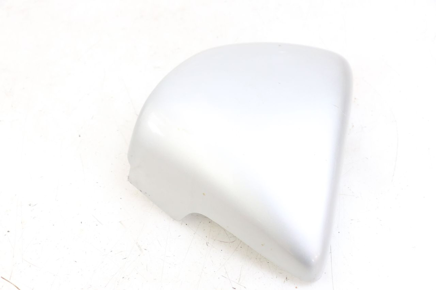 photo de TAPA BAJO ASIENTO DERECHO APRILIA CLASSIC 125 (1995 - 2001) - Primer plano técnico