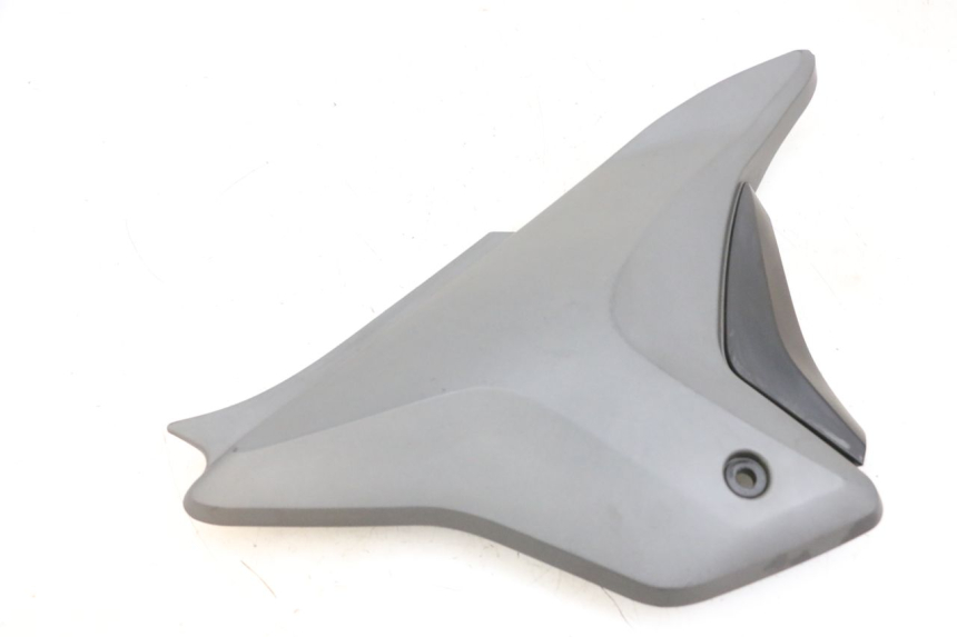 photo de TAPA BAJO ASIENTO DERECHO KSR CODE 125 (2018 - 2020) - Detalle de la pieza