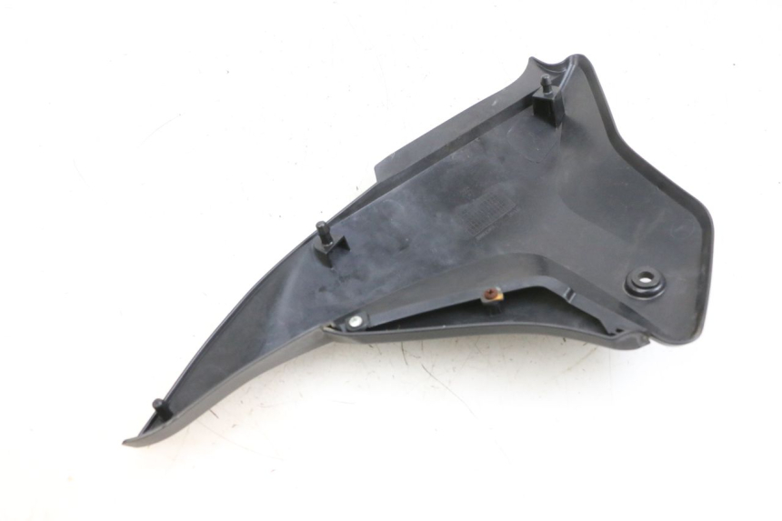 photo de TAPA BAJO ASIENTO DERECHO KSR CODE 125 (2018 - 2020) - Detalles de los puntos de fijación