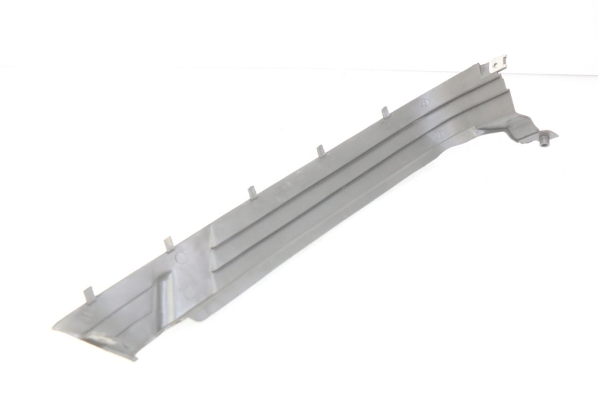 photo de TAPA BAJO EL ASIENTO DERECHO SUZUKI CP 80 (1985 - 1996) - Detalle de la pieza