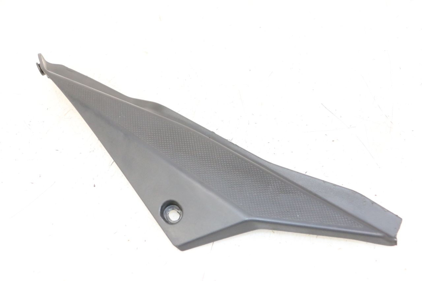 photo de TAPA BAJO ASIENTO DERECHO DERBI SENDA SM DRD X-TREME 50 (2011 - 2017) - Vista principal