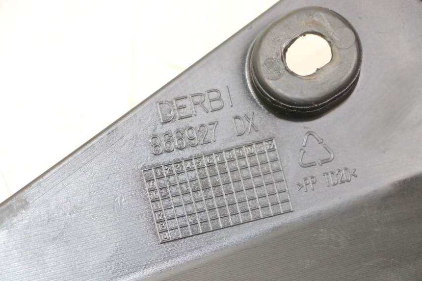 photo de TAPA BAJO ASIENTO DERECHO DERBI SENDA SM DRD X-TREME 50 (2011 - 2017) - Zoom estado de uso