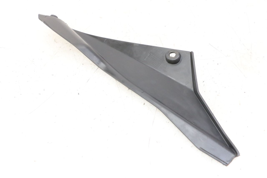 photo de TAPA BAJO ASIENTO DERECHO DERBI SENDA SM DRD X-TREME 50 (2011 - 2017) - Otra perspectiva