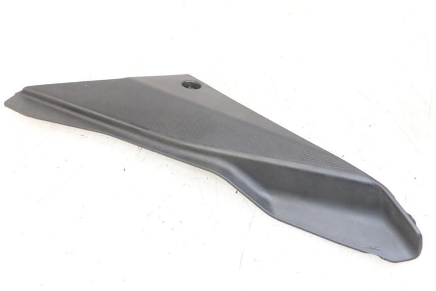 photo de TAPA BAJO ASIENTO DERECHO DERBI SENDA SM DRD X-TREME 50 (2011 - 2017) - Primer plano técnico