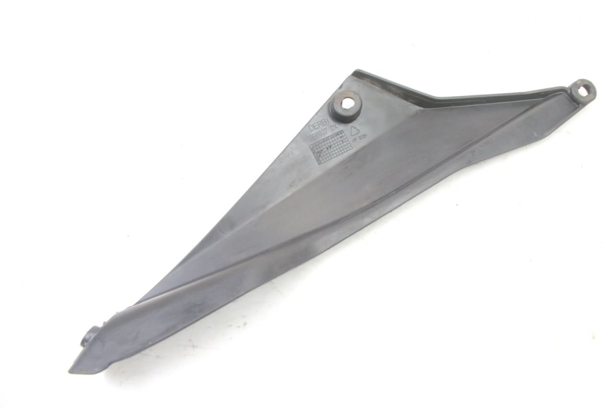 photo de TAPA BAJO ASIENTO DERECHO DERBI SENDA SM DRD X-TREME 50 (2011 - 2017) - Otra perspectiva