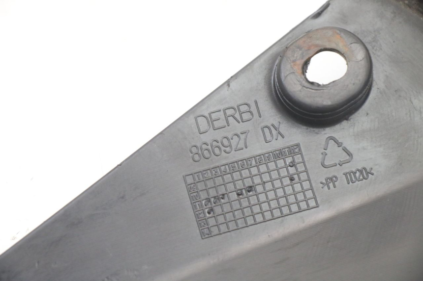 photo de TAPA BAJO ASIENTO DERECHO DERBI SENDA SM DRD X-TREME 50 (2011 - 2017) - Primer plano técnico