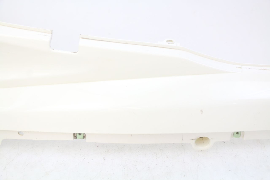 photo de TAPA BAJO EL ASIENTO DERECHO PEUGEOT DJANGO 2T 50 (2014 - 2019) - Características distintivas