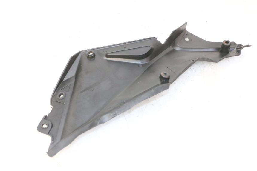 photo de TAPA BAJO ASIENTO DERECHO STAHO FH 50 (2018 - 2019) - Detalle de la pieza