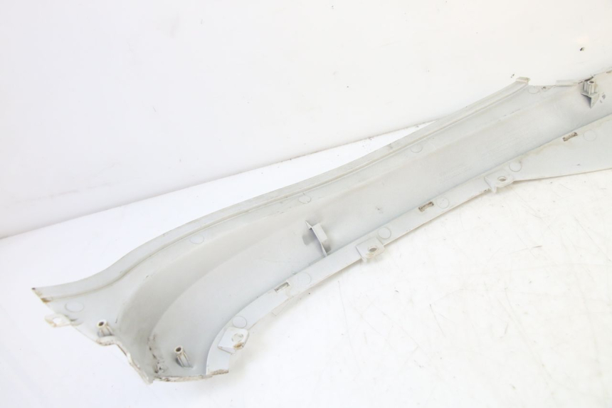 photo de TAPA BAJO EL ASIENTO DERECHO SYM FIDDLE 3 III 125 (2014 - 2020) - Detalles de los puntos de fijación