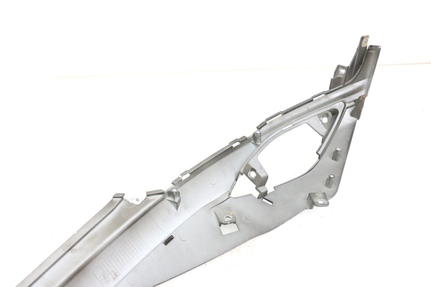 photo de TAPA BAJO ASIENTO DERECHO SYM FIDDLE 3 III 50 (2014 - 2020) - Primer plano técnico