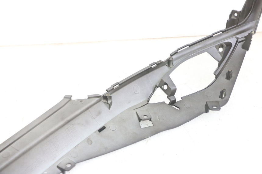 photo de TAPA BAJO ASIENTO DERECHO SYM FIDDLE 3 III 50 (2014 - 2020) - Otra perspectiva