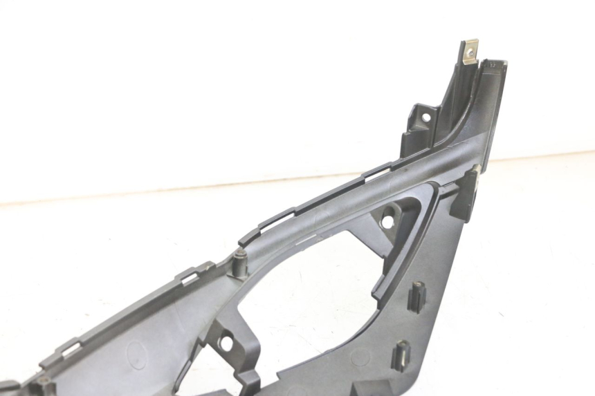 photo de TAPA BAJO ASIENTO DERECHO SYM FIDDLE 3 III 50 (2014 - 2020) - Primer plano técnico