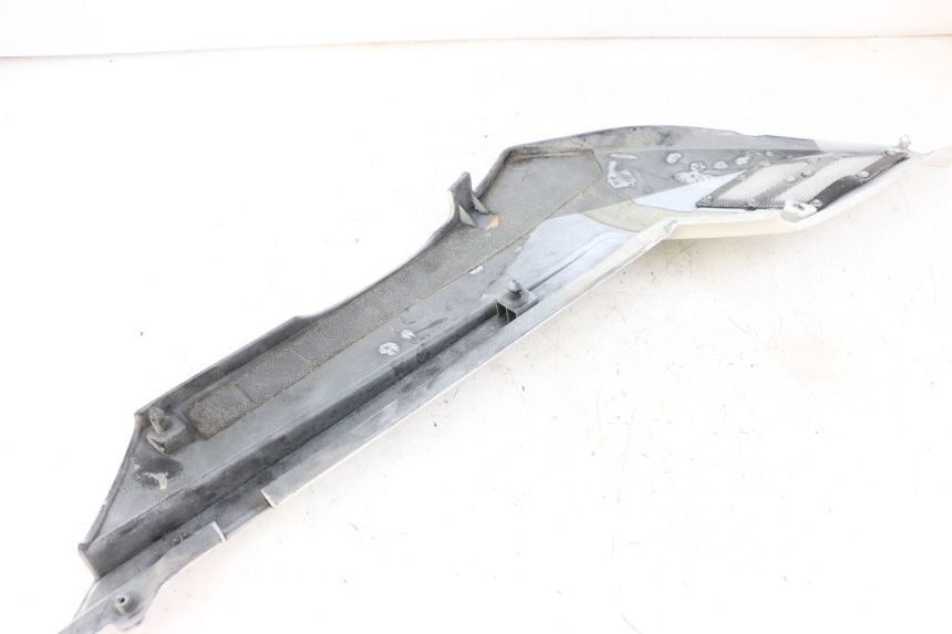 photo de TAPA BAJO ASIENTO DERECHO YAMAHA FJ 36Y 1100 (1984 - 1985) - Otra perspectiva