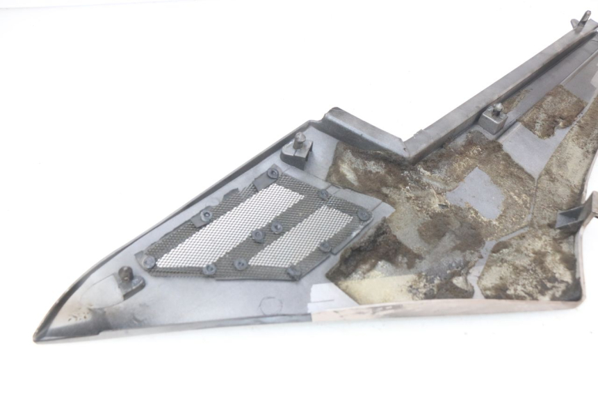 photo de TAPA DEBAJO DEL ASIENTO DERECHO YAMAHA FJ 3CX 1200 (1986 - 1996) - Zoom estado de uso