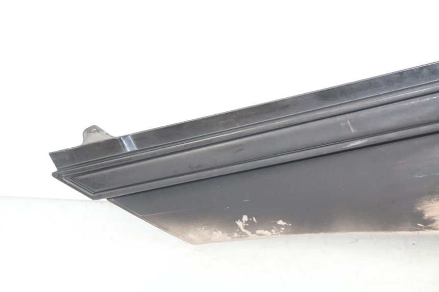 photo de TAPA DEBAJO DEL ASIENTO DERECHO YAMAHA FJ 3CX 1200 (1986 - 1996) - Primer plano técnico