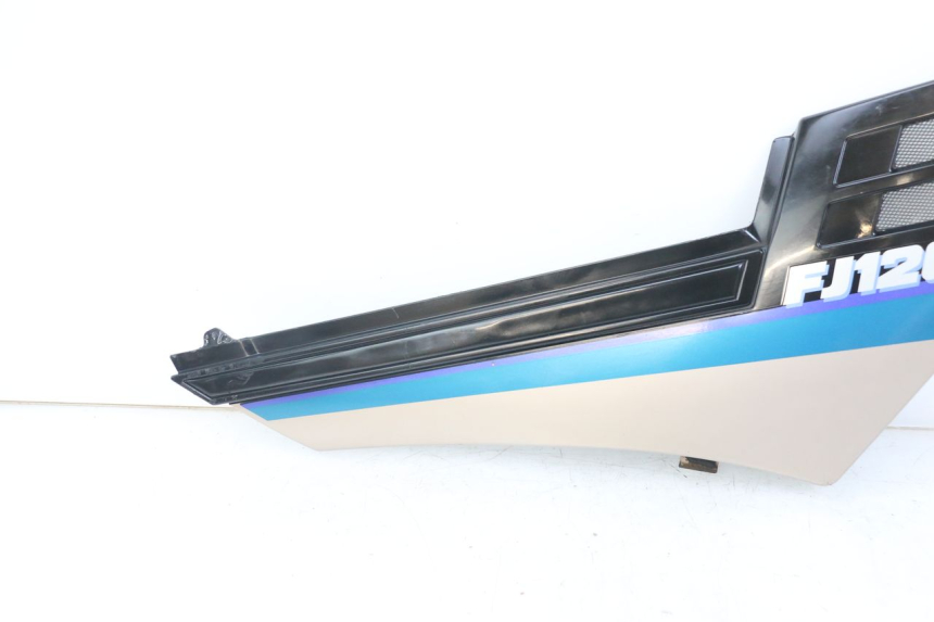 photo de TAPA DEBAJO DEL ASIENTO DERECHO YAMAHA FJ 3CX 1200 (1986 - 1996) - Zoom sobre los componentes