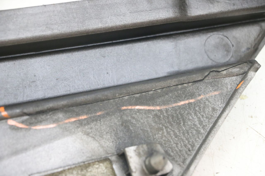 photo de TAPA DEBAJO DEL ASIENTO DERECHO YAMAHA FJ 3CX 1200 (1986 - 1996) - Primer plano técnico