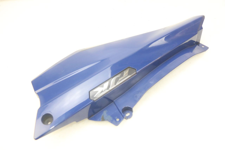 photo de TAPA BAJO EL ASIENTO DERECHO YAMAHA FJR ABS 1300 (2016 - 2020) - Primer plano técnico