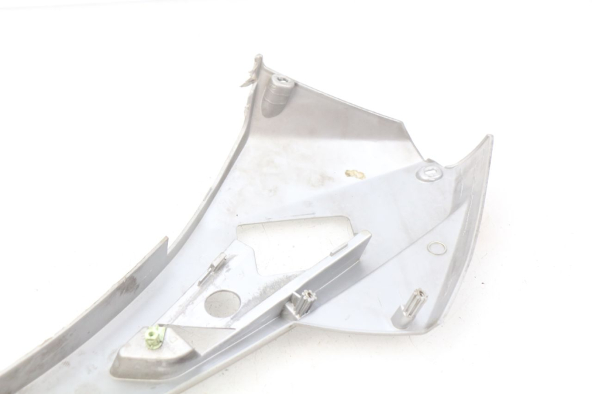 photo de TAPA BAJO EL ASIENTO DERECHO. PEUGEOT GEOPOLIS 400 (2007 - 2013) - Detalle de la pieza