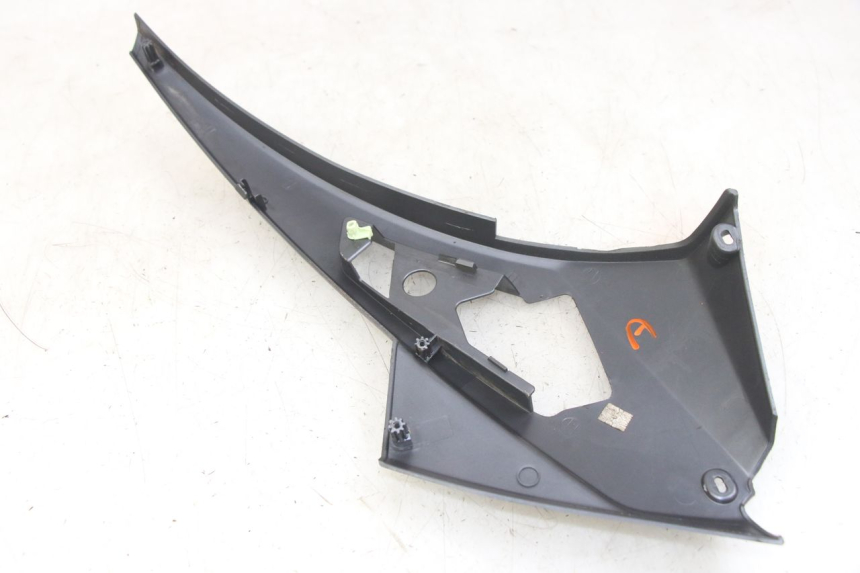 photo de TAPA BAJO ASIENTO DERECHO PEUGEOT GEOPOLIS RS 125 (2007 - 2009) - Primer plano técnico