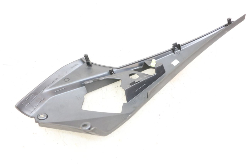 photo de TAPA BAJO ASIENTO DERECHO PEUGEOT GEOPOLIS RS 125 (2007 - 2009) - Detalle de la pieza