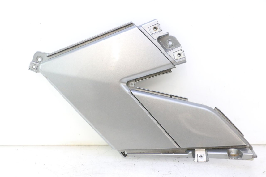 photo de TAPA BAJO ASIENTO DERECHO GILERA GP 800 (2007 - 2013) - Vista principal