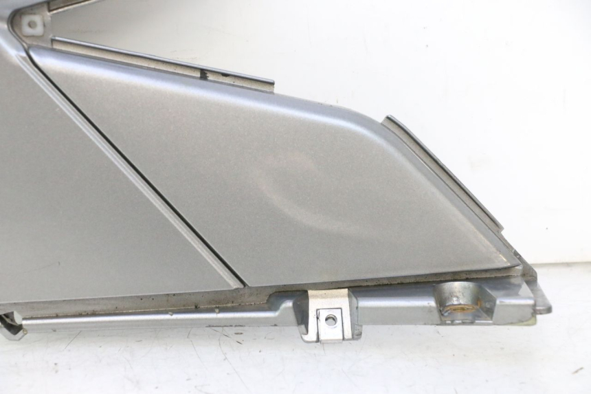 photo de TAPA BAJO ASIENTO DERECHO GILERA GP 800 (2007 - 2013) - Detalle de la pieza