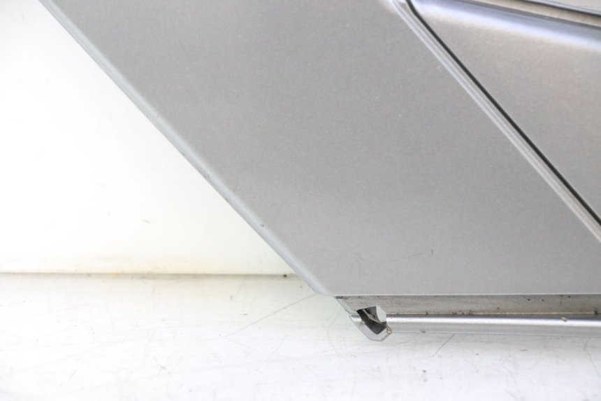 photo de TAPA BAJO ASIENTO DERECHO GILERA GP 800 (2007 - 2013) - Zoom estado de uso