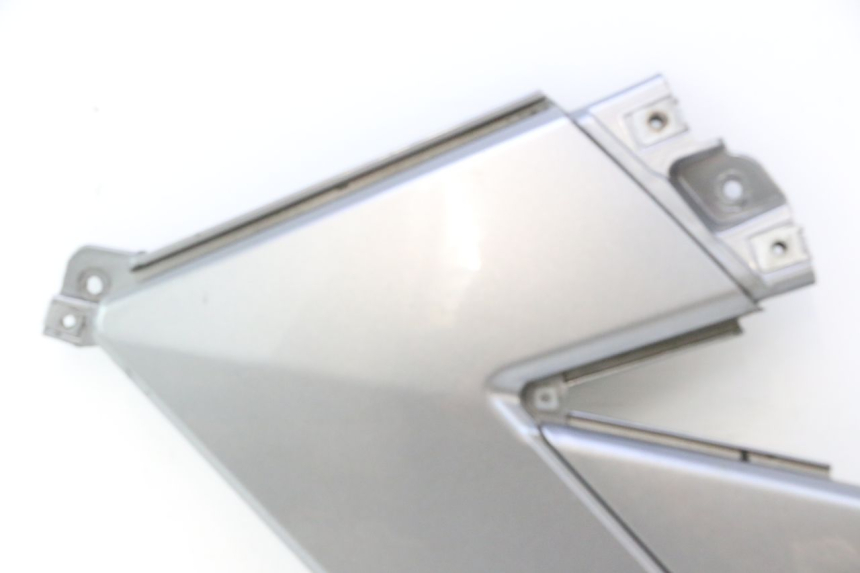 photo de TAPA BAJO ASIENTO DERECHO GILERA GP 800 (2007 - 2013) - Otra perspectiva