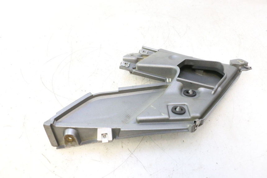 photo de TAPA BAJO ASIENTO DERECHO GILERA GP 800 (2007 - 2013) - Primer plano técnico