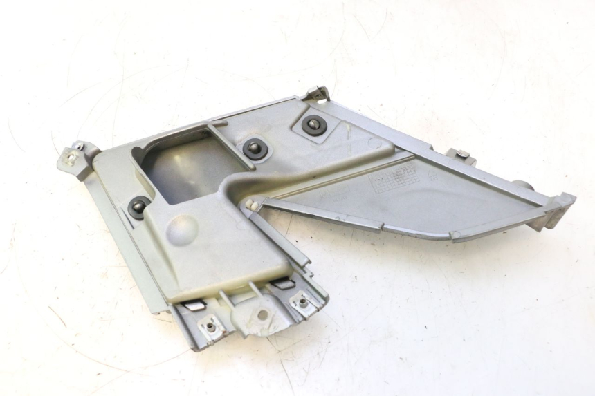 photo de TAPA BAJO ASIENTO DERECHO GILERA GP 800 (2007 - 2013) - Detalles de los puntos de fijación