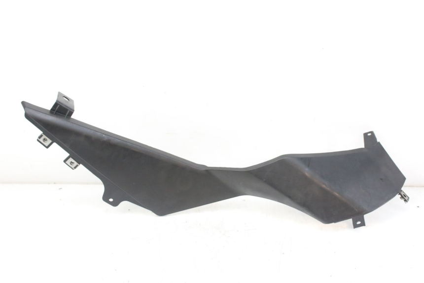 photo de TAPA BAJO EL ASIENTO DERECHO DERBI GPR 50 (2004 - 2009) - Detalle de la pieza