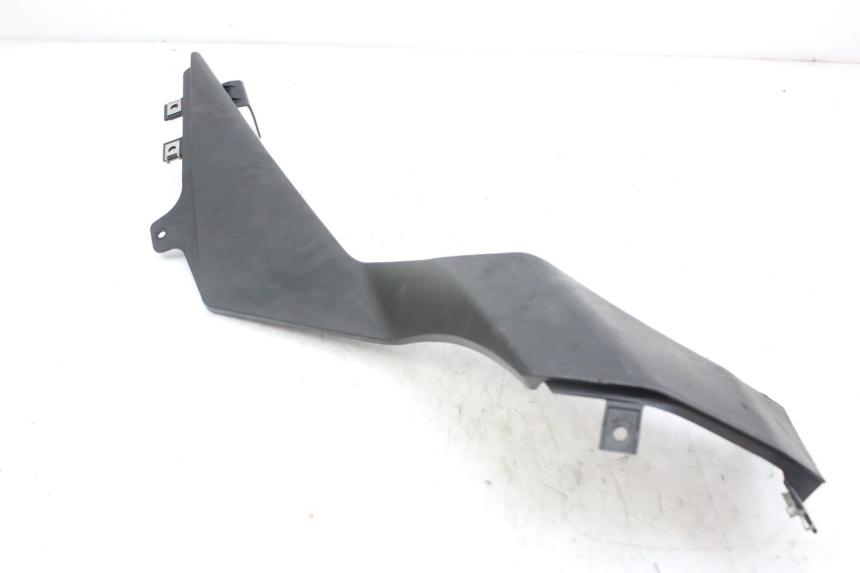 photo de TAPA BAJO EL ASIENTO DERECHO DERBI GPR 50 (2004 - 2009) - Recambio usado revisado