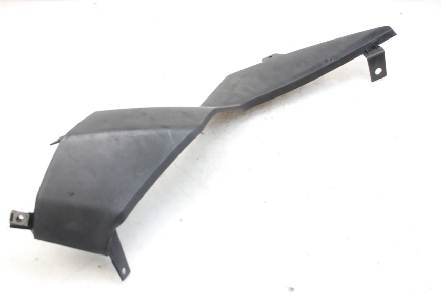 photo de TAPA BAJO EL ASIENTO DERECHO DERBI GPR 50 (2004 - 2009) - Marcados y referencias originales