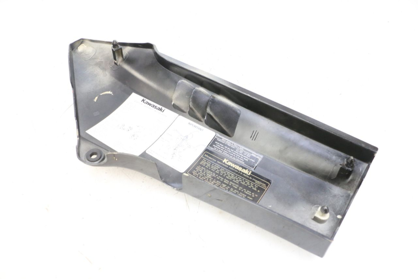 photo de TAPA BAJO ASIENTO DERECHO KAWASAKI GPZ RX 1000 (1986 - 1988) - Primer plano técnico