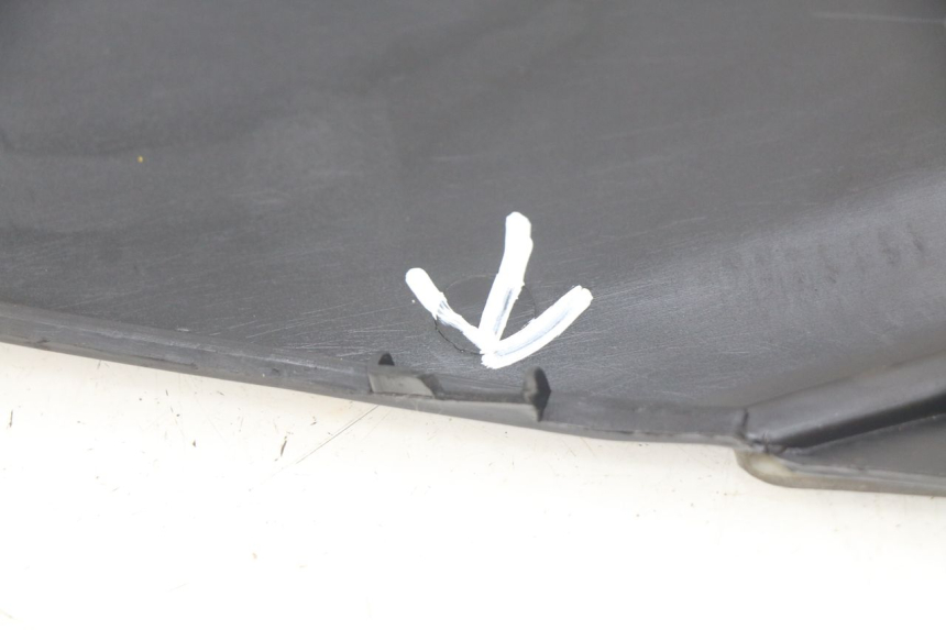 photo de TAPA BAJO EL ASIENTO DERECHO. TNT MOTOR GRIDO 2T 50 (2010 - 2019) - Primer plano técnico