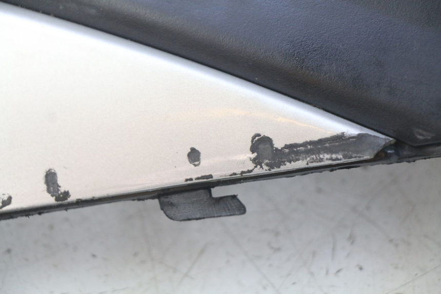 photo de TAPA BAJO EL ASIENTO DERECHO. TNT MOTOR GRIDO 2T 50 (2010 - 2019) - Primer plano técnico