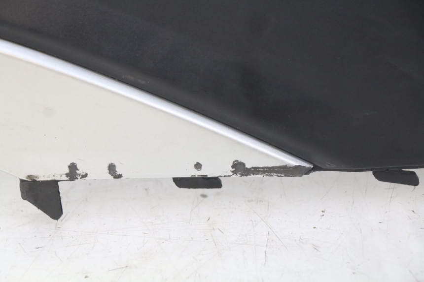 photo de TAPA BAJO EL ASIENTO DERECHO. TNT MOTOR GRIDO 2T 50 (2010 - 2019) - Vista general del producto