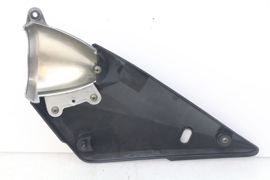 photo de TAPA BAJO ASIENTO DERECHO SUZUKI GSF N BANDIT 600 (2000 - 2004) - Primer plano técnico