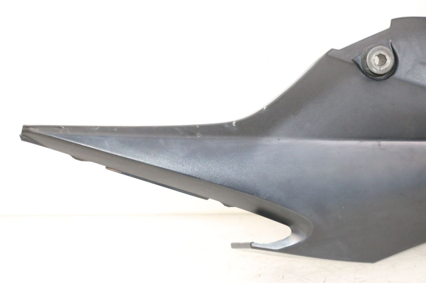 photo de TAPA BAJO ASIENTO DERECHO SUZUKI GSR 750 (2011 - 2017) - Características distintivas