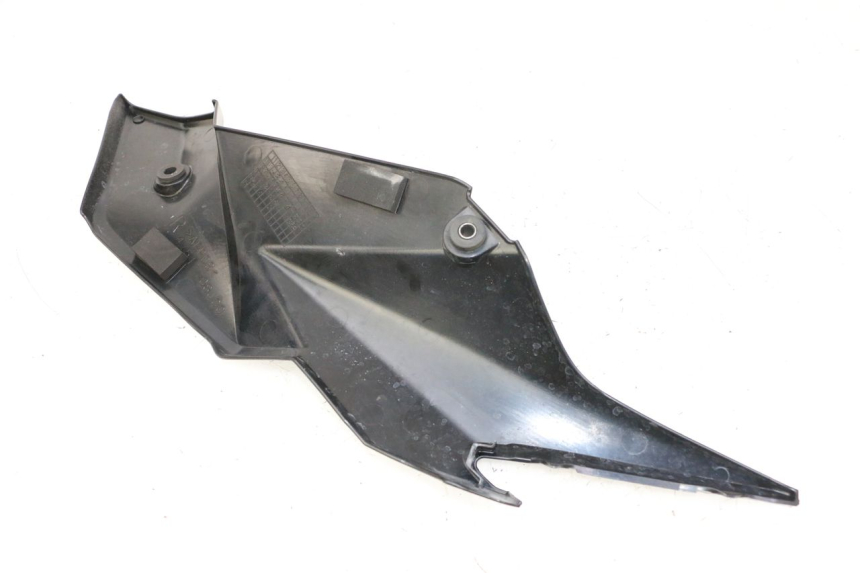 photo de TAPA BAJO ASIENTO DERECHO SUZUKI GSR 750 (2011 - 2017) - Detalles de los puntos de fijación