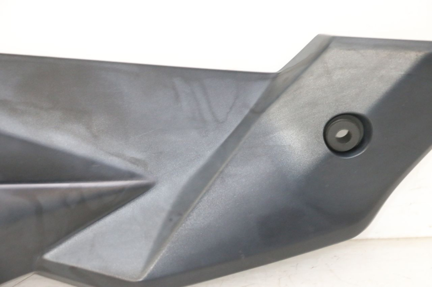 photo de TAPA BAJO ASIENTO DERECHO SUZUKI GSR 750 (2011 - 2017) - Marcados y referencias originales