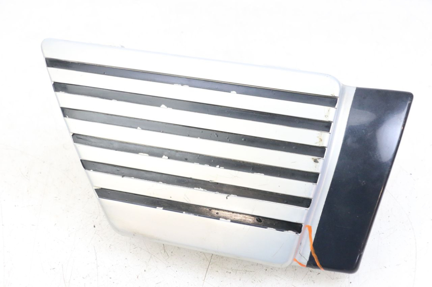 photo de TAPA BAJO ASIENTO DERECHO SUZUKI GSX E 250 (1982 - 1983) - Vista principal