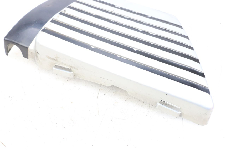 photo de TAPA BAJO ASIENTO DERECHO SUZUKI GSX E 250 (1982 - 1983) - Detalle de la pieza