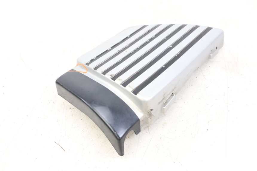 photo de TAPA BAJO ASIENTO DERECHO SUZUKI GSX E 250 (1982 - 1983) - Primer plano técnico