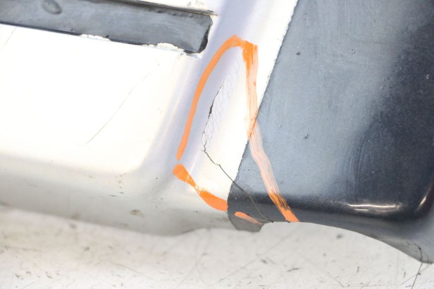 photo de TAPA BAJO ASIENTO DERECHO SUZUKI GSX E 250 (1982 - 1983) - Detalles de los puntos de fijación