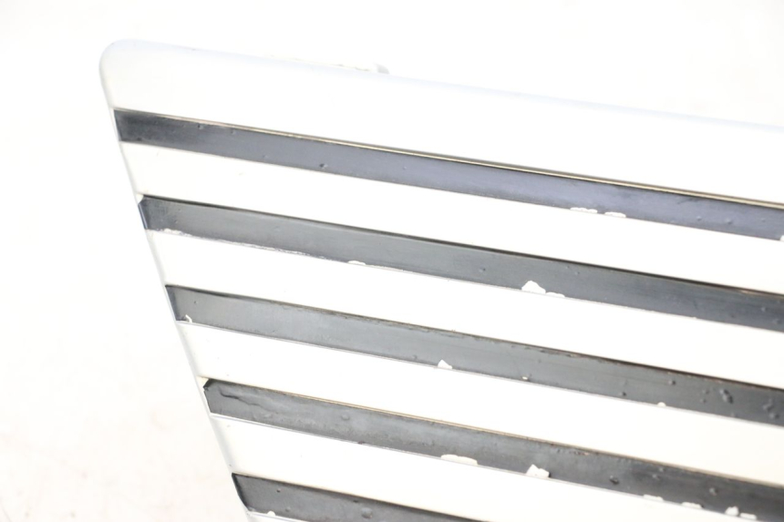 photo de TAPA BAJO ASIENTO DERECHO SUZUKI GSX E 250 (1982 - 1983) - Recambio usado revisado