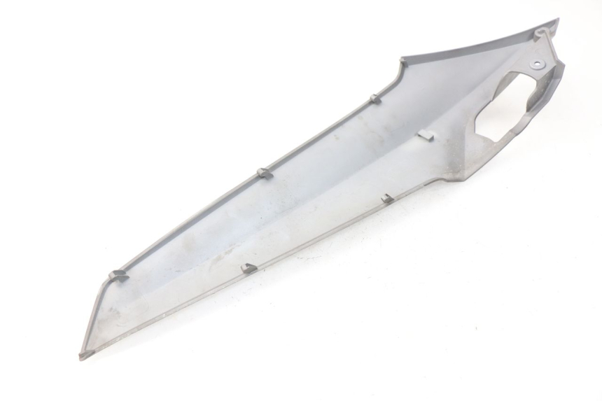 photo de TAPA BAJO ASIENTO DERECHO SYM GTS EFI ABS 125 (2012 - 2016) - Detalle de la pieza