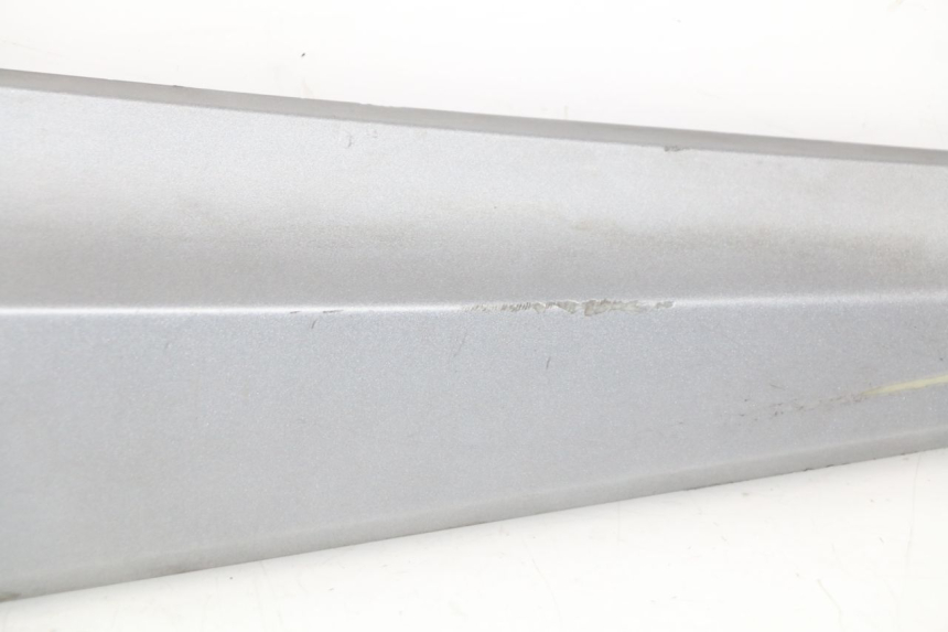 photo de TAPA BAJO ASIENTO DERECHO SYM GTS EFI ABS 125 (2012 - 2016) - Detalles de los puntos de fijación