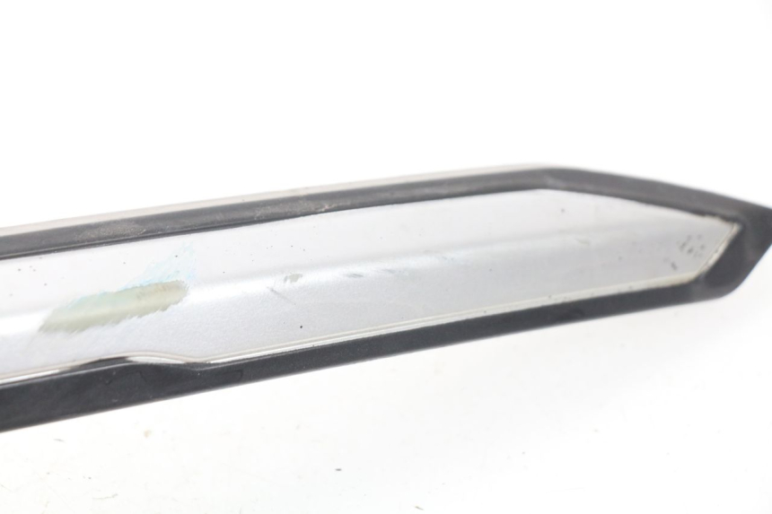 photo de TAPA BAJO ASIENTO DERECHO SYM GTS EVO 125 (2009 - 2013) - Detalle de la pieza